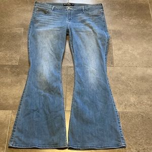Hollister Stretch Low-Rise Vintage Light Wash Flare size 19R/18R